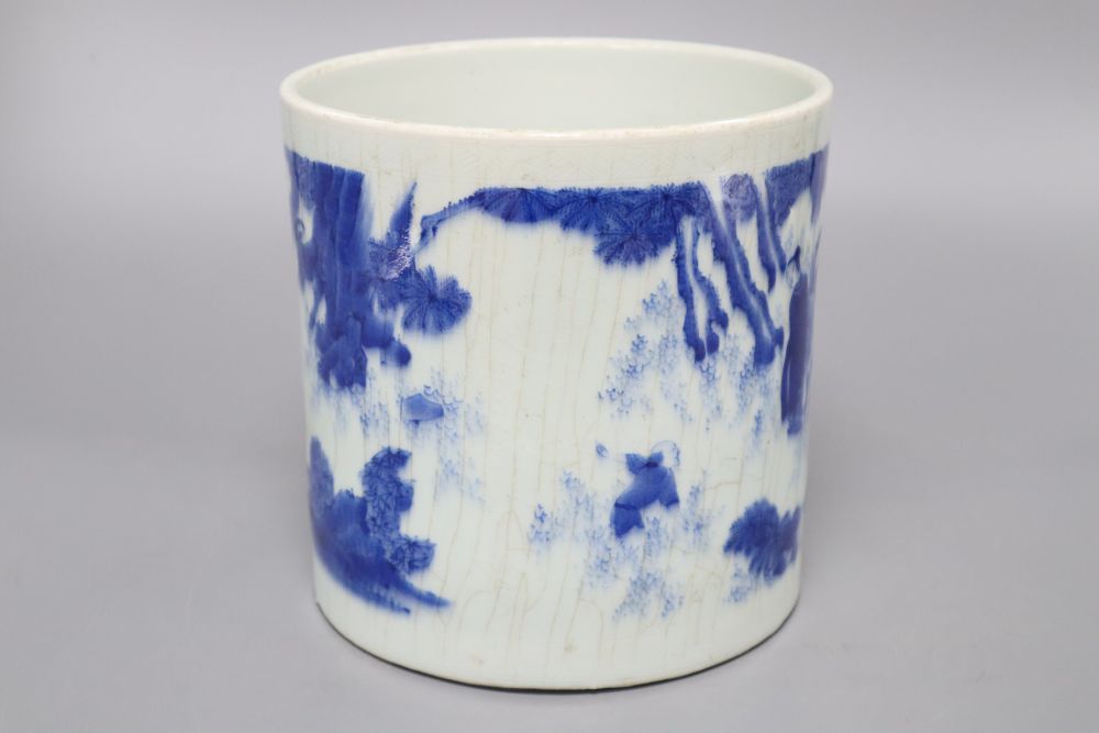 A Chinese blue and white brushpot, height 18cm